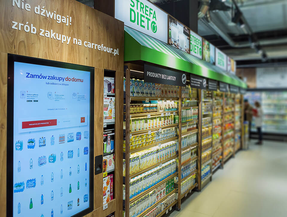 Cyfrowy ekran Carrefour w przestrzeni sklepu